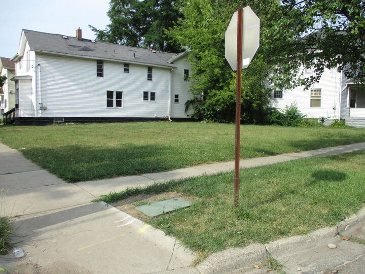 Property Photo: 511 S Blackstone Street MI 49203