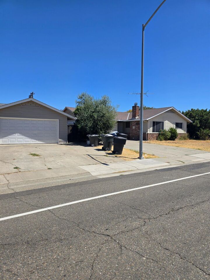 Property Photo:  7233 Lindale Drive  CA 95828 