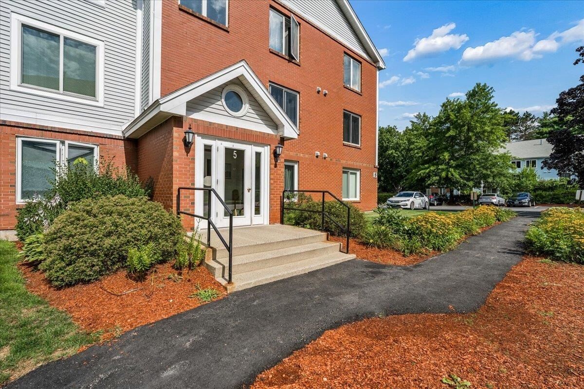 Property Photo: 5 Timberwood Drive NH 03045