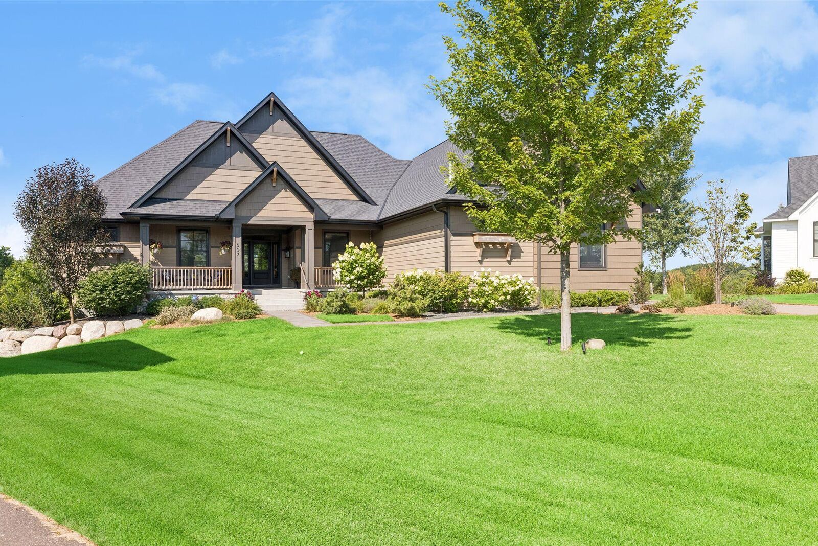 Property Photo: 607 Heritage Place MN 55082