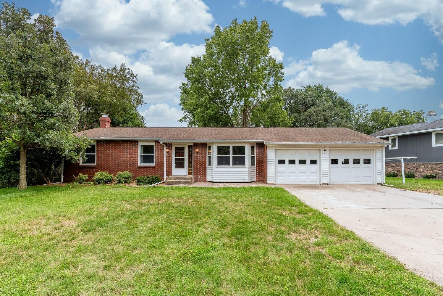 Property Photo:  1833 Crestview Drive  MN 56073 
