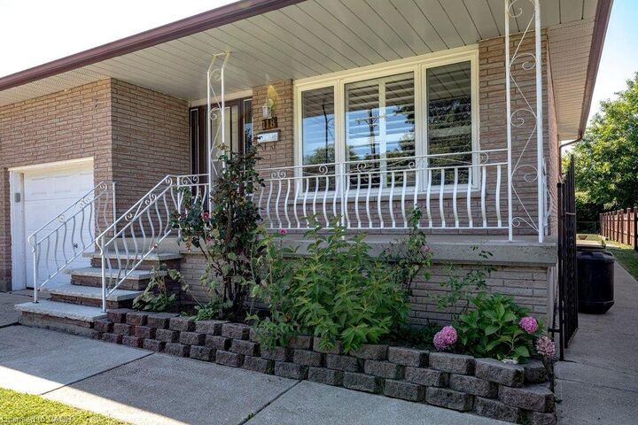 Property Photo:  118 Pottruff Road S  ON L8K 4A2 