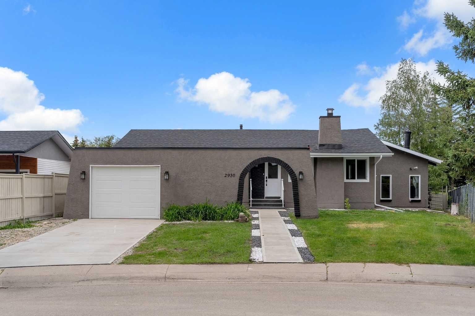 Property Photo: 2930 Oakmoor Crescent SW AB T2V 3Z7