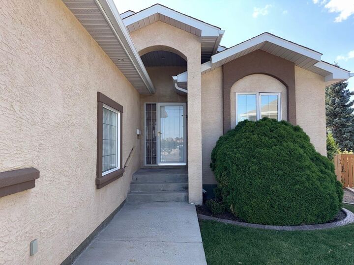 Property Photo: 30 Fairmont Garden Road S AB T1K 7L2