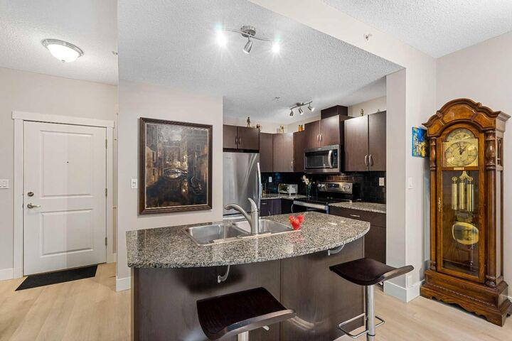 Property Photo: 5605 Henwood Street SW 1503 AB T3E 7R2