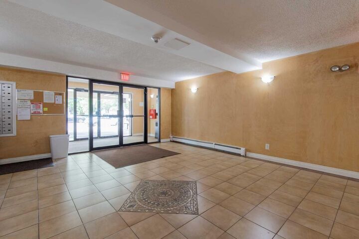 Property Photo: 5 Berkeley Place W 418 AB T1K 5N1