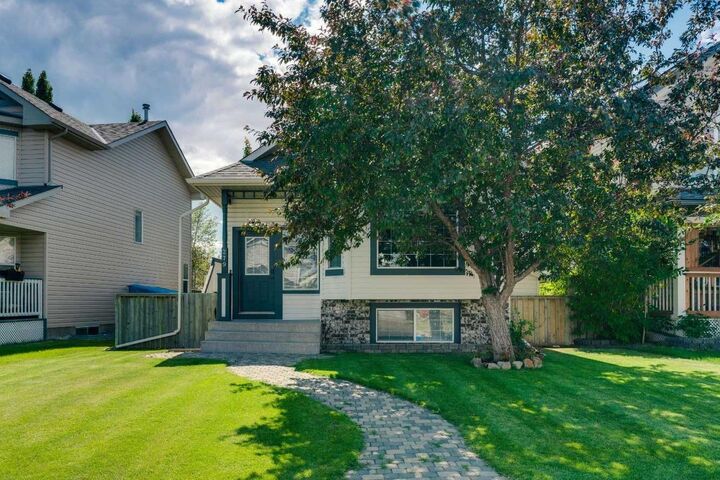 Property Photo: 279 Covehaven View NE AB T3K 5S4