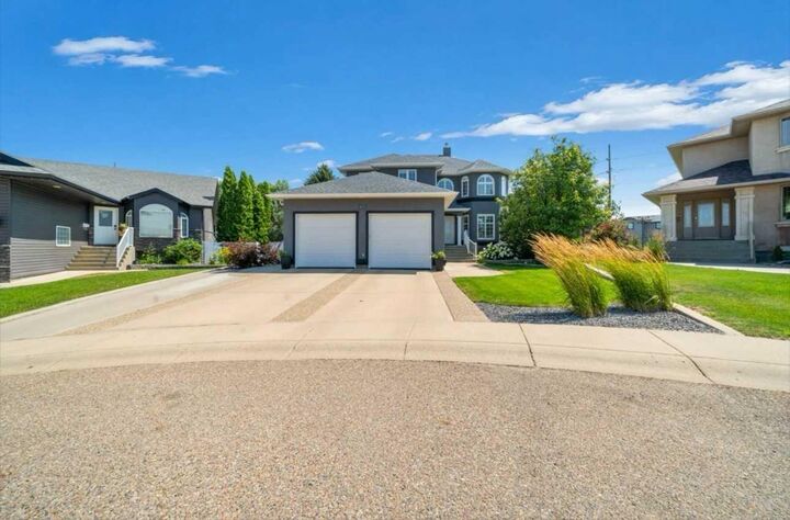 Property Photo: 633 Spruce Way SE AB T1B 4L4