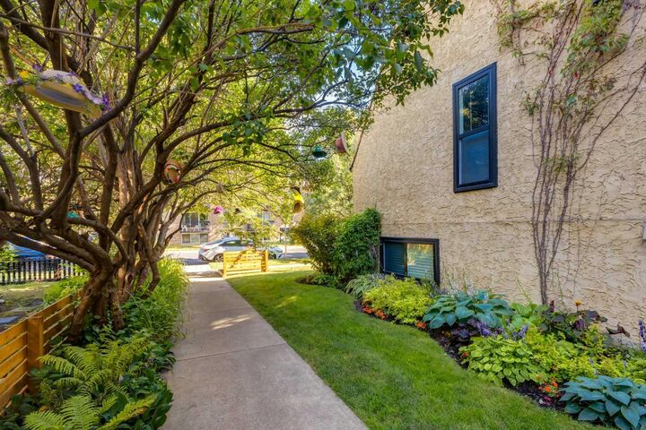 Property Photo: 906 4 Avenue NW 3 AB T2N 0M8