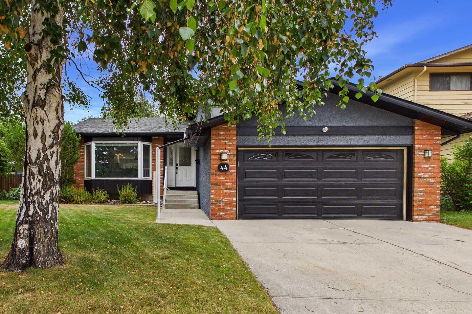 Property Photo: 44 Woodbrook Place SW AB T2W 3Z4