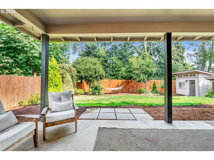 Property Photo: 1121 Lorella Ave OR 97401