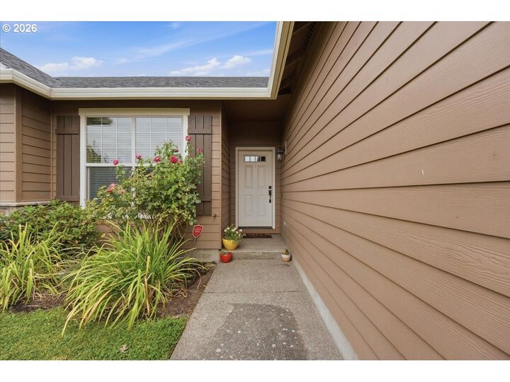Property Photo:  1070 Prairie Meadows Ave  OR 97448 