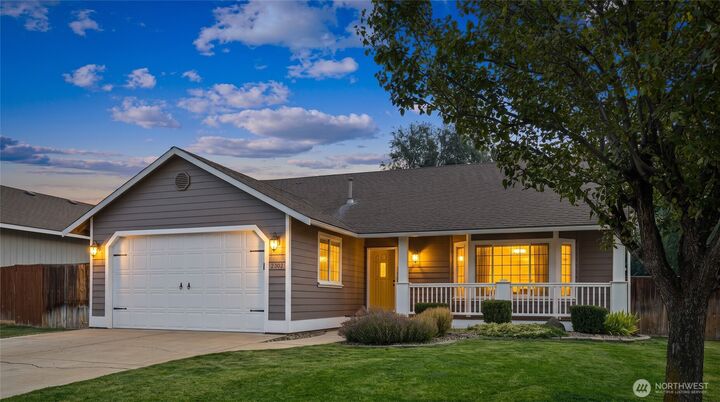 Property Photo:  2302 N Ellington Street  WA 98926 