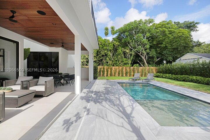 Property Photo:  685 NE 81st St  FL 33138 