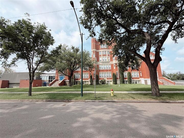Property Photo: 420 J Avenue N SK S7L 2K3