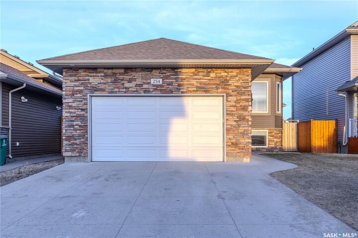Property Photo: 254 Macinnes Street SK S7T 0T2