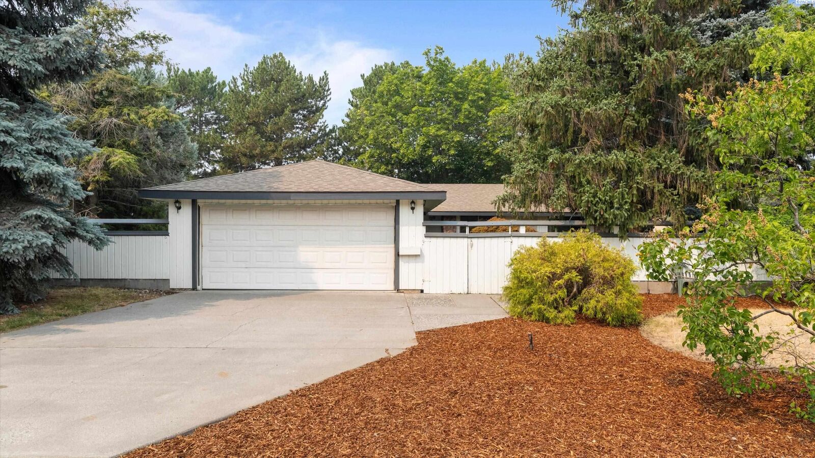 Property Photo:  2407 Michael Ave  WA 99352 