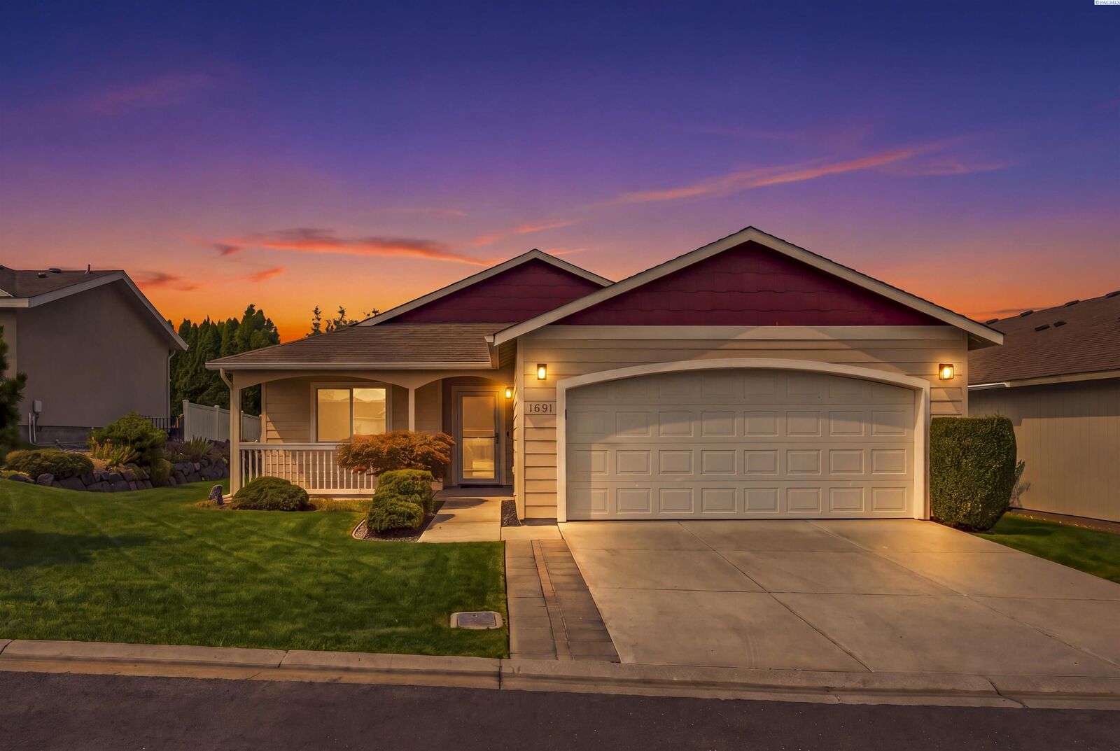 Property Photo:  1691 Cactus Loop  WA 99352 