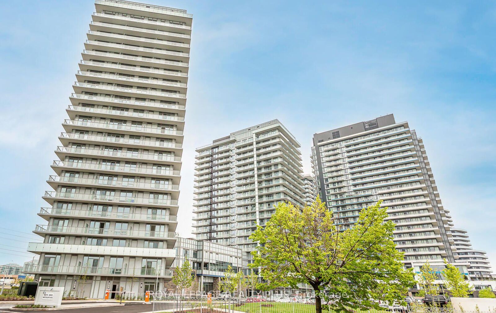 Property Photo: 4675 Metcalfe Avenue 806 ON L5M 0Z8