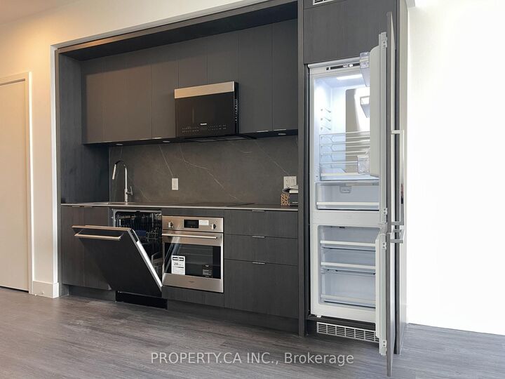 Property Photo: 6 Greenbriar Road 224 ON M2K 0H6
