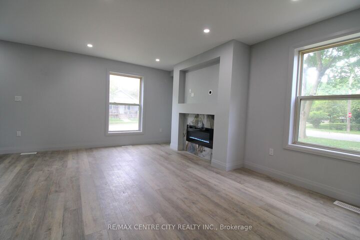 Property Photo:  118 Delaware Street  ON N5Z 2N5 