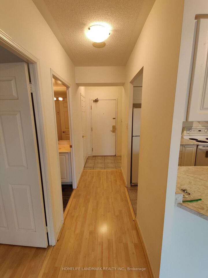 Property Photo: 887 Bay Street 902 ON M5S 3K4