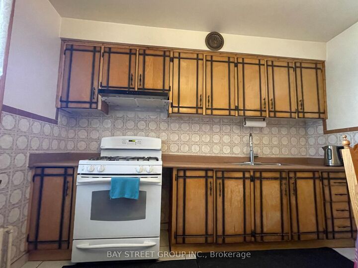 Property Photo: 543 Crawford Street ON M6G 3J9