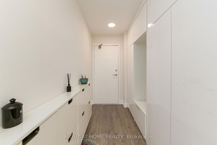Property Photo:  24 Southport Street 853  ON M6S 4Z1 