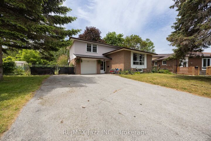 Property Photo: 62 Crossley Drive ON L1A 3T5