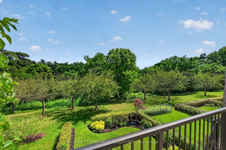Property Photo: 112 Fairwood Place W ON L7T 4B6