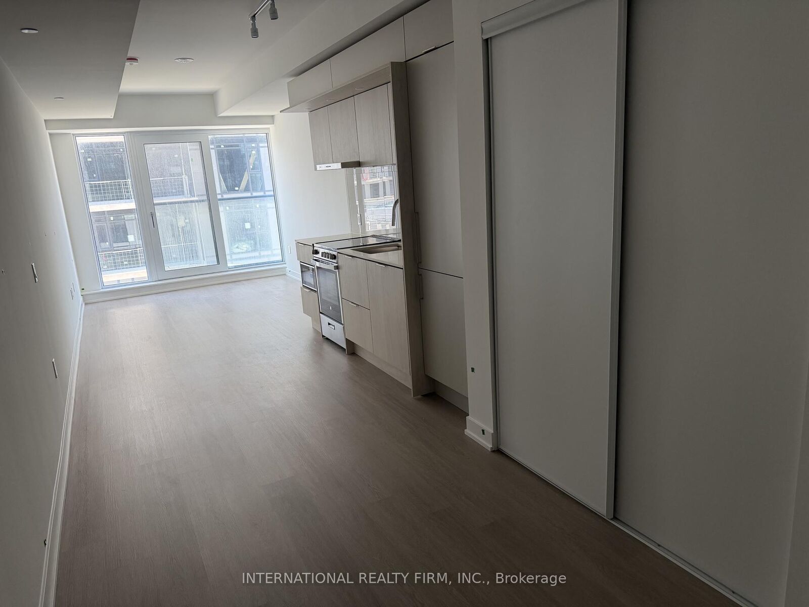 Property Photo:  448 Burnhamthorpe Road W 425  ON L5B 0R4 