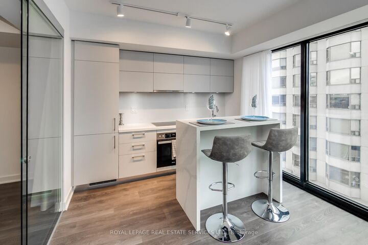 Property Photo:  188 Cumberland Street 1907  ON M5R 0B6 