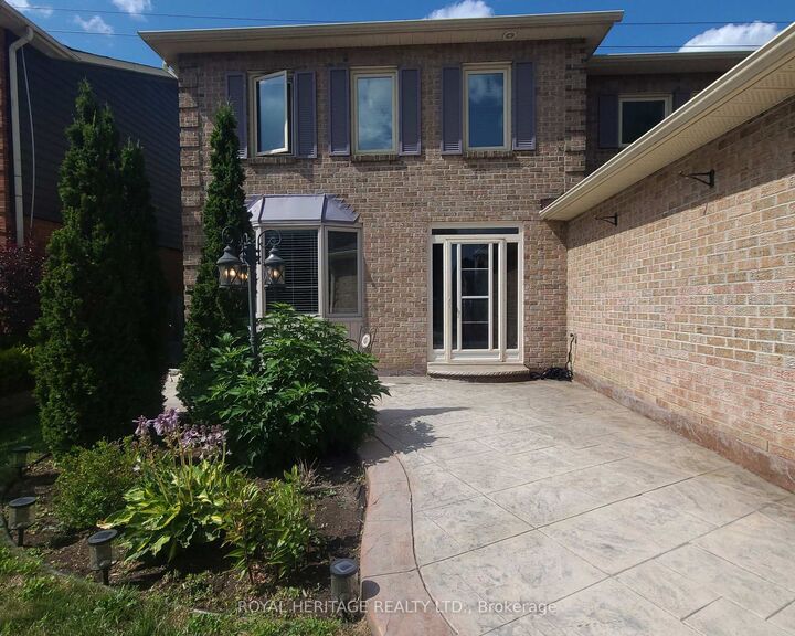 Property Photo: 1221 Fieldstone Circle ON L1X 1B9