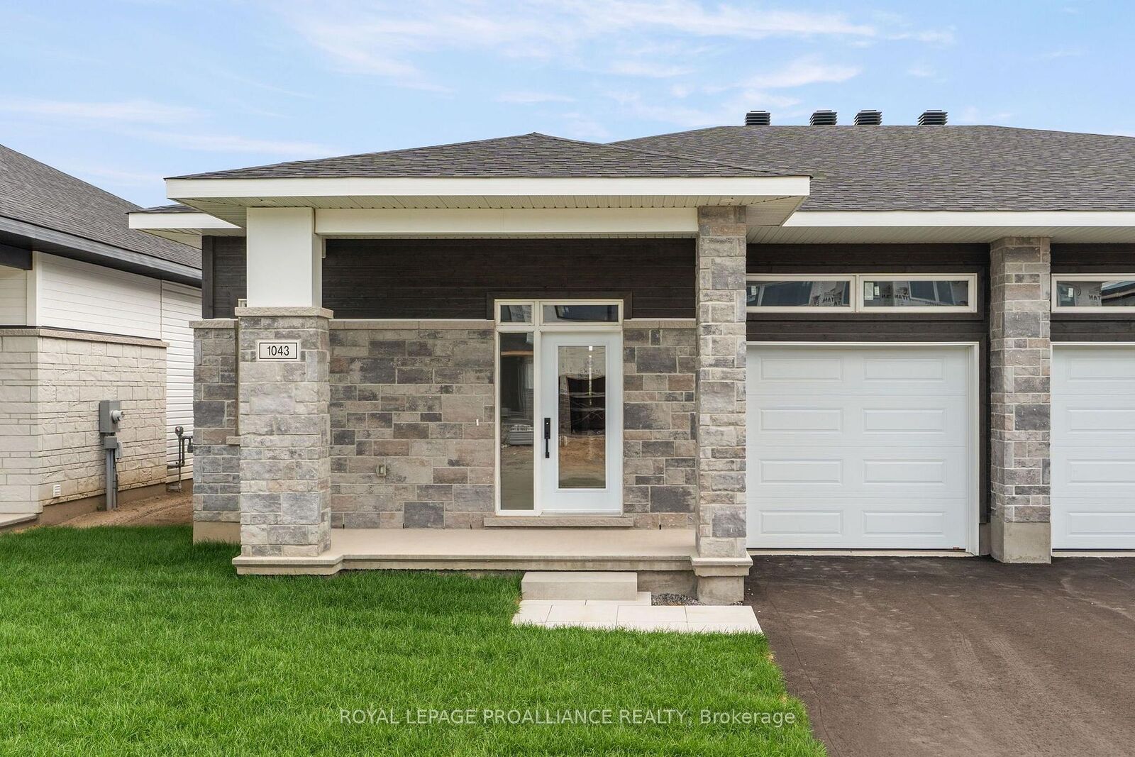 Property Photo: 1043 Moore Street ON K6V 0H1
