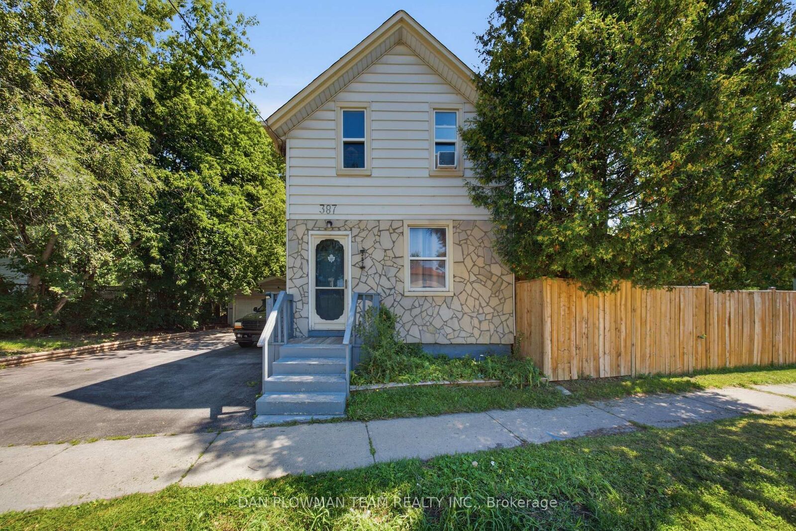 Photo de la propriété: 387 Albert Street ON L1H 4S3