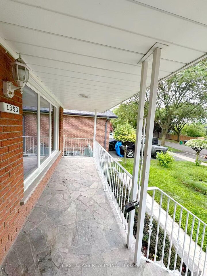 Property Photo:  1353 Myron Drive Upper  ON L5E 2N5 