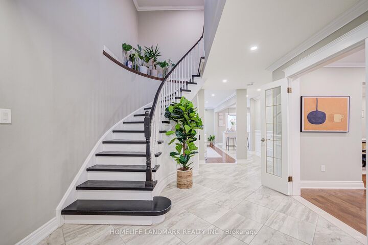 Property Photo: 2105 Folkway Drive ON L5L 3G3