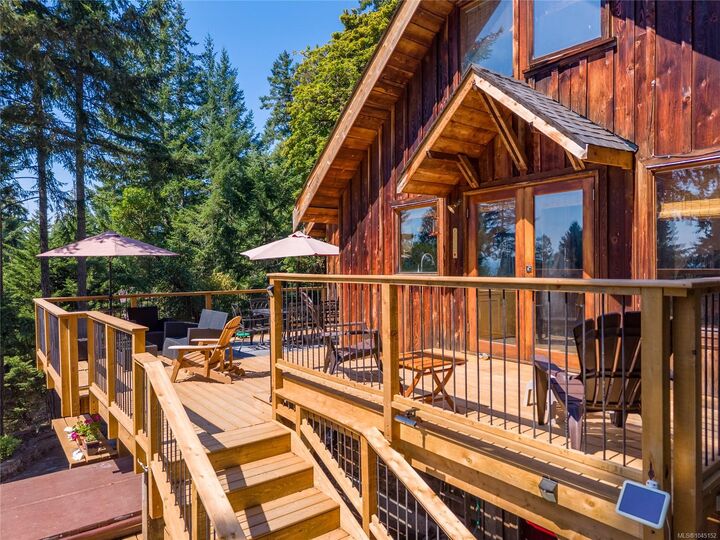 Property Photo: 4704 Captains Cres BC V0N 2M2