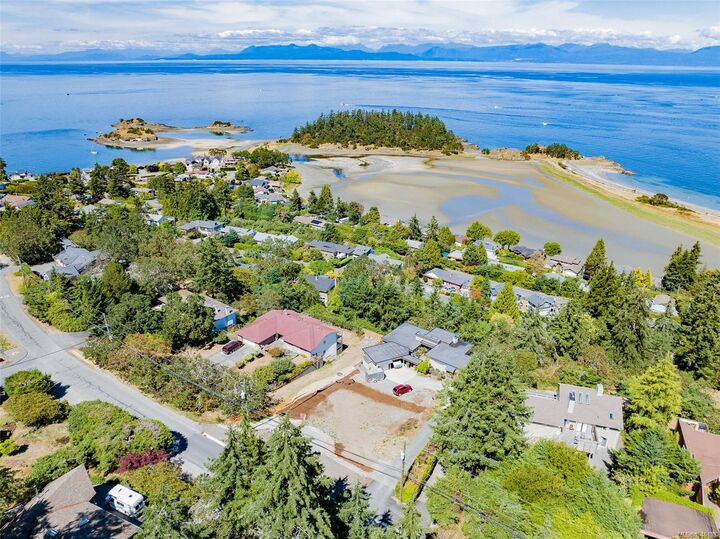 Property Photo:  3588 Oakridge Dr  BC V9T 1M4 