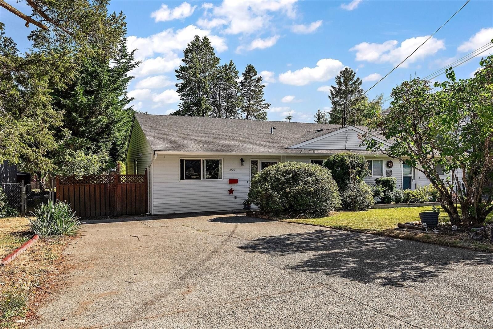 Property Photo: 855 Sevenoaks Rd BC V8X 3V8