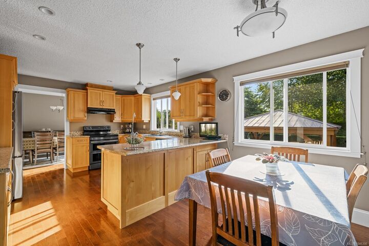 Property Photo: 823 Glenhale Cres BC V9P 1Z8
