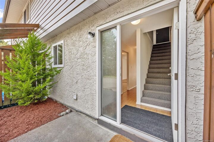 Property Photo: 951 17th St #10 BC V9N 7P8