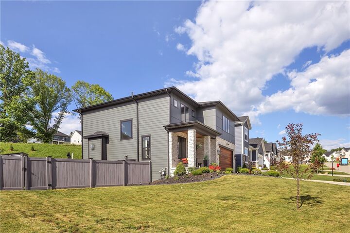 Property Photo:  1048 Honey Locust Dr  PA 15644 