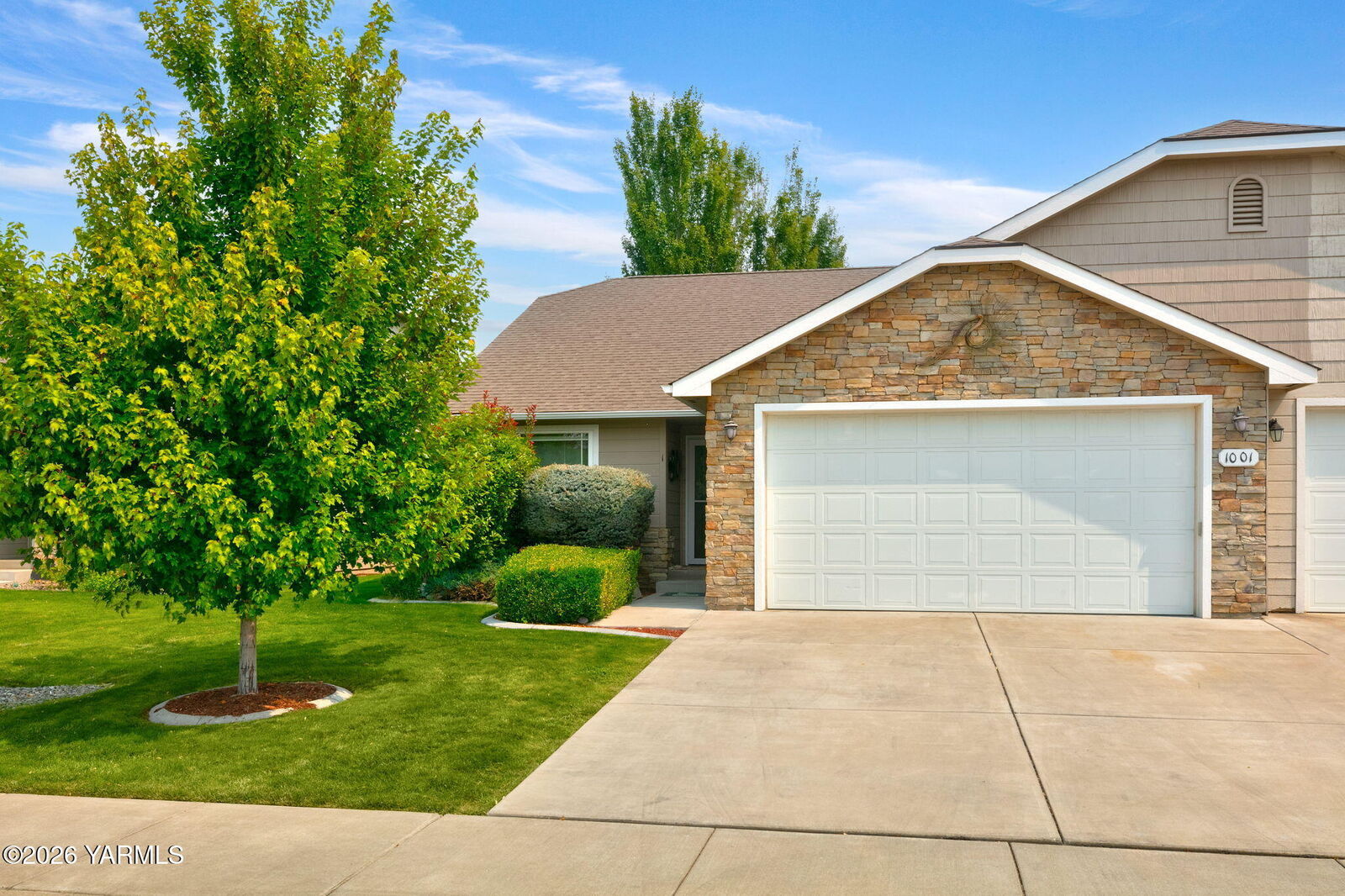 Property Photo:  1001 S 90th Ave  WA 98908 