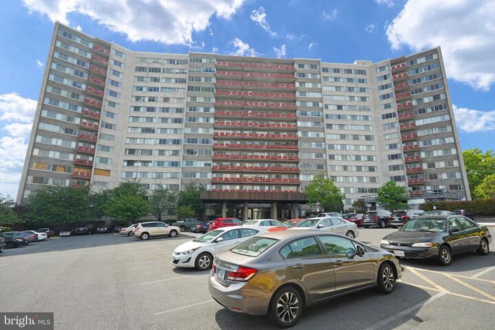 Property Photo:  5340 Holmes Run Parkway 1503  VA 22304 