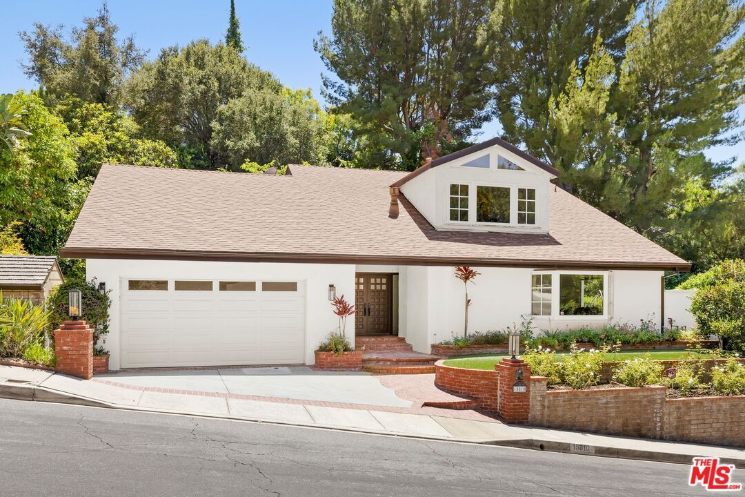 Property Photo:  15810 Castlewoods Dr  CA 91403 