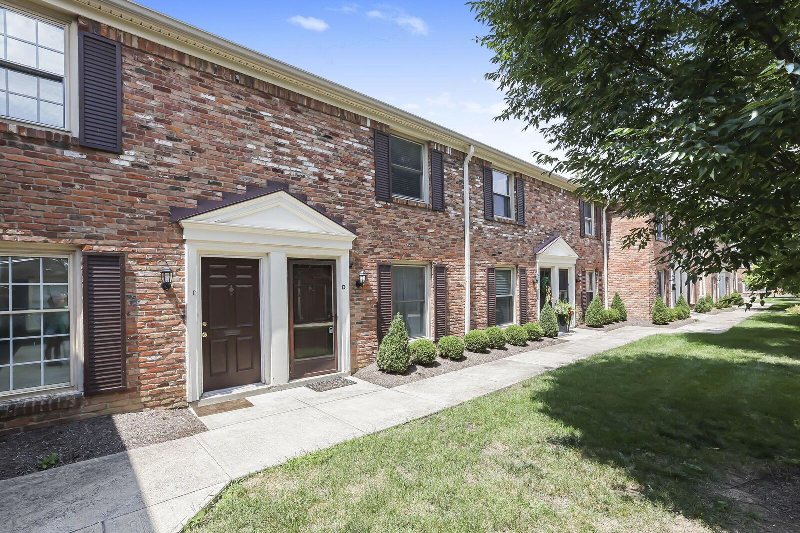 Property Photo:  952 Chatham Lane  OH 43221 