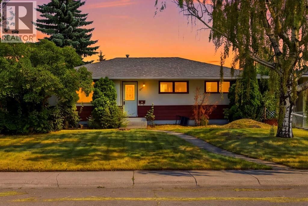 Property Photo: 2622 42 Street Southeast AB T2B 1G7