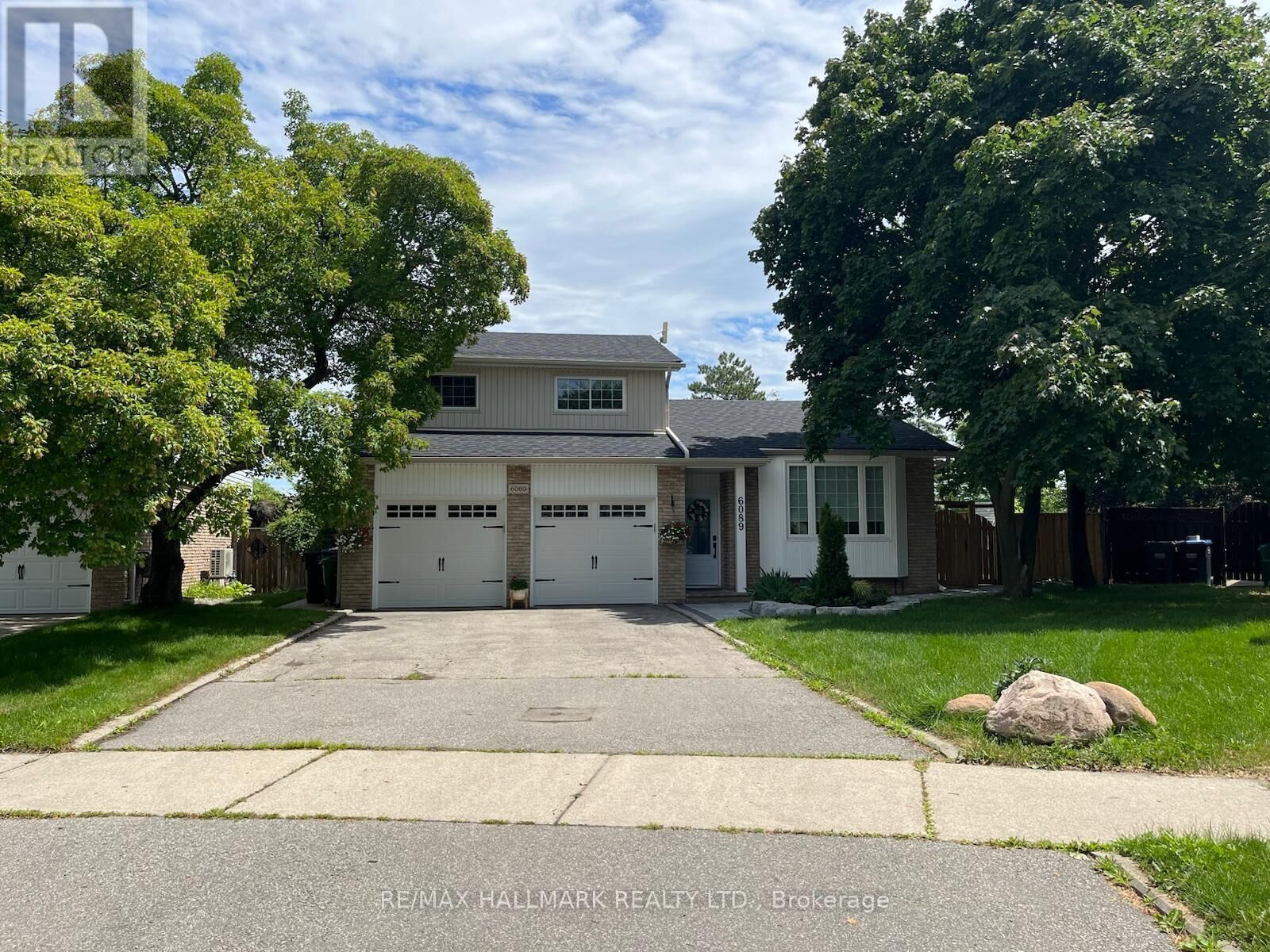Property Photo:  6089 Starfield Crescent  ON L5N 1X2 