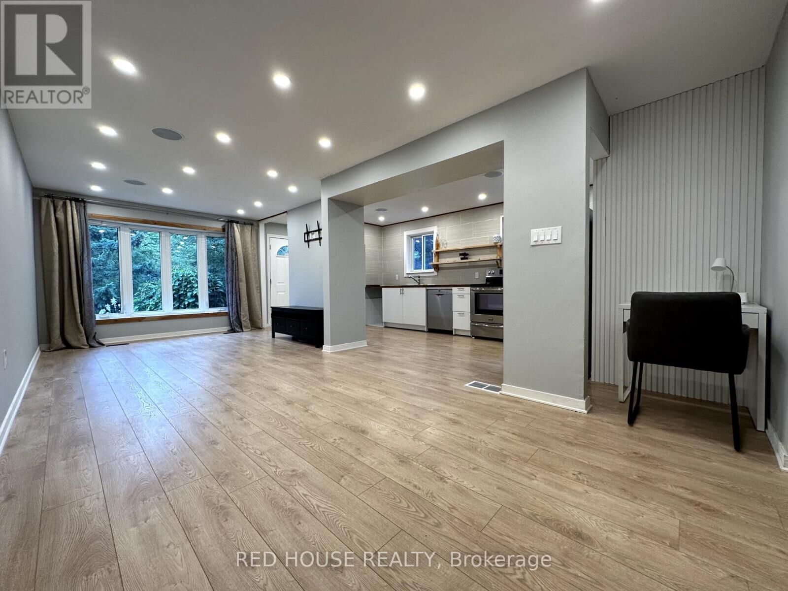Property Photo:  52 Charlbrook Avenue  ON L4M 2Y4 